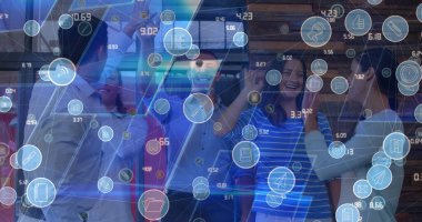 Çeşitli iş adamlarının el çırpışları üzerine simgeler ve ışıklar. İş, iletişim, teknoloji ve finans kavramı dijital olarak oluşturulmuş görüntü.