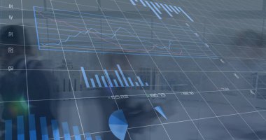 Yürüyen iş adamları üzerinde finansal veri işleme görüntüsü. küresel iş, finans ve dijital arayüz kavramı dijital olarak oluşturulmuş görüntü.