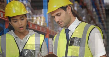 Depoda çalışanların veri işleme görüntüsü. küresel sevkiyat, dağıtım ve bağlantılar konsepti dijital olarak oluşturuldu.