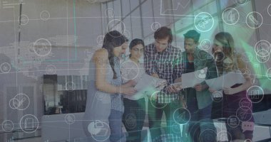 Ofiste çalışan farklı iş adamlarının üzerindeki simge ve ışıkların görüntüsü. İş, iletişim, teknoloji ve finans kavramı dijital olarak oluşturulmuş görüntü.