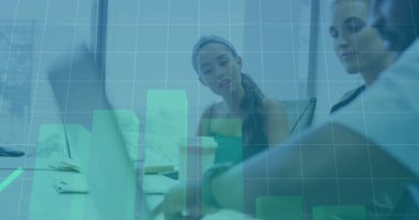 Ofisteki çeşitli iş adamlarıyla ilgili finansal veri işleme resmi. Küresel finans, iş, bağlantılar, hesaplama ve veri işleme kavramı dijital olarak oluşturuldu.