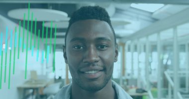 Ofiste dikilen gülümseyen Afro-Amerikan bir adamın üstündeki grafikler. Dijital kompozit, çoklu pozlama, rapor, kapat, portre, soyut ve iş konsepti.