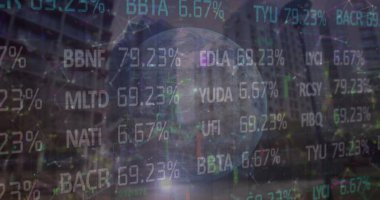 Dünya ile finansal veri işleme görüntüsü ve şehir manzarası üzerindeki bağlantılar. Küresel iş, finans ve dijital arayüz kavramı dijital olarak oluşturulmuş görüntü.