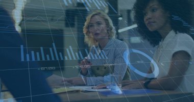 Ofisteki çeşitli iş adamlarıyla ilgili finansal veri işleme resmi. Küresel finans, iş, bağlantılar, hesaplama ve veri işleme kavramı dijital olarak oluşturuldu.