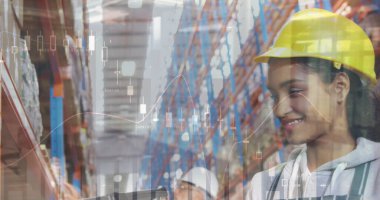 Depoda çalışanların veri işleme görüntüsü. küresel sevkiyat, dağıtım ve bağlantılar konsepti dijital olarak oluşturuldu.