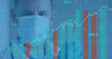 Yüz maskesi ve şırıngası olan beyaz bir erkek doktorun veri işleme görüntüsü. Küresel tıp, aşı, sağlık ve veri işleme kavramı dijital olarak oluşturulmuş görüntü.