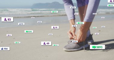 Plajda ayakkabı bağlayan bir kadın hakkında sosyal medya bildirimleri. Sosyal medya, olumlu duygular ve iletişim ağı konsepti, dijital olarak oluşturulmuş görüntü.