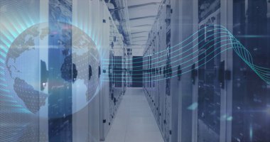 Boş bir sunucu odasının üzerinde veri ve bilgilerle dönen dünya görüntüsü. dijital arayüz küresel bağlantılar kavramı dijital olarak oluşturulmuş görüntü.