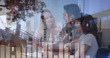 İş adamları üzerinde finansal veri işleme görüntüsü. global business, finans, data işleme ve dijital arayüz kavramı dijital olarak oluşturuldu.