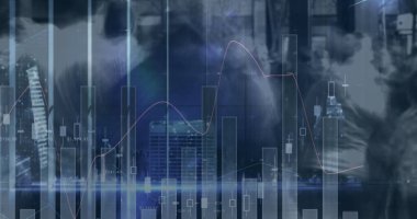 Sokakta yürüyen insanların zaman atlamalarıyla istatistiksel veri işlemenin birleşik görüntüsü. iş ve teknoloji kavramı