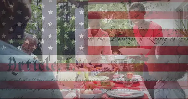 Imagen Bandera Estados Unidos América Ondeando Sobre Sonriente Familia Afroamericana —  Fotos de Stock