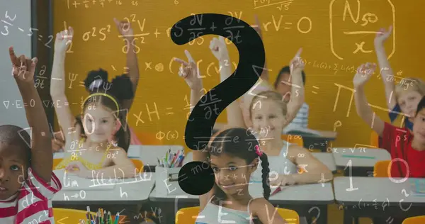 Imagen Signo Interrogación Fórmulas Matemáticas Sobre Los Niños Aula Concepto — Foto de Stock