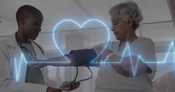 多様な高齢女性患者と医師が圧力をかけている心臓と心臓のイメージ デジタルインターフェースのコンセプト デジタル生成画像 — ストック写真