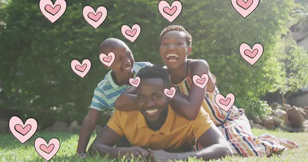 庭で幸せなアフリカ系アメリカ人の家族に対する心のイメージ 家族生活 自然のコンセプトはデジタルで生成されたイメージ — ストック写真