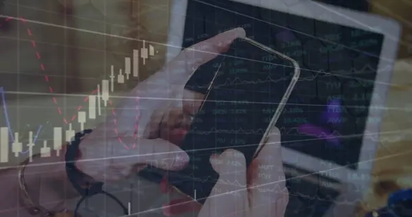 Immagine Elaborazione Dei Dati Finanziari Sull Uomo Tramite Smartphone Concetto — Foto Stock