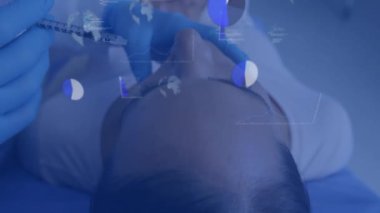 Cerrahın hastaya aşı yapması üzerine veri işleme ve diyagramların animasyonu. Tıp ve dijital arayüz kavramı dijital olarak oluşturulmuş video.