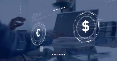 Afro-Amerikan iş adamının dizüstü bilgisayarı kullanarak veri işlediği para birimi sembollerinin animasyonu. Finansal, ticari, iletişim, bilgisayar ve dijital arayüz kavramı dijital olarak oluşturuldu.