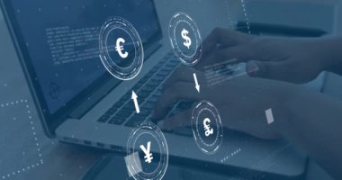 Diz üstü bilgisayar kullanan Afro-Amerikan iş kadını üzerinde veri işleme yapan para birimi simgelerinin animasyonu. Finansal, ticari, iletişim, bilgisayar ve dijital arayüz kavramı dijital olarak oluşturuldu.