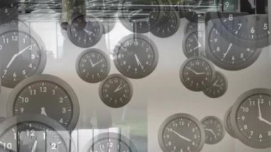 Ofiste konuşan çeşitli meslektaşlar üzerinde saatleri hareket ettirme animasyonu. İş ve dijital arayüz kavramı dijital olarak oluşturulmuş video.