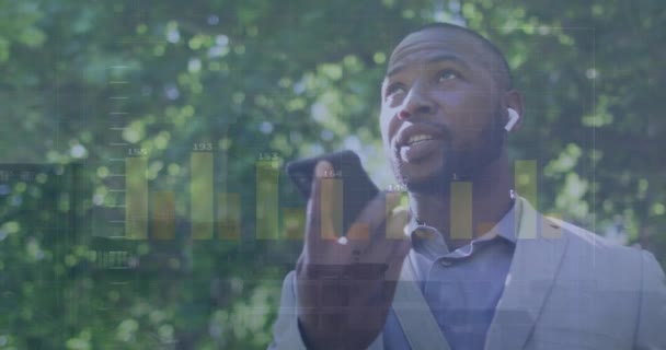 Animation Von Diagrammen Und Datenverarbeitung Über Einen Afrikanisch Amerikanischen Geschäftsmann — Stockvideo