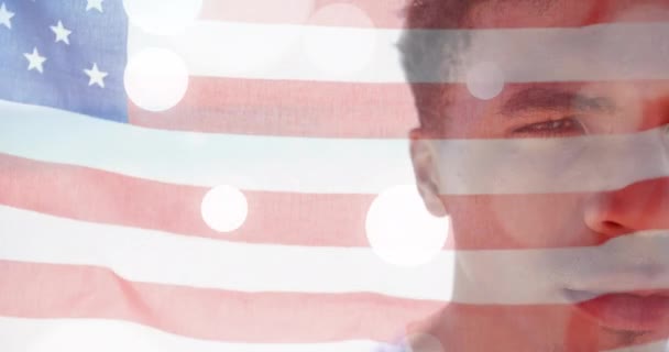 Анимация Американского Флага Светлые Пятна Над Полупортретом Счастливого Бирасового Мужчины — стоковое видео