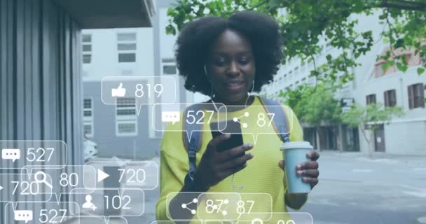 Animation Von Medien Ikonen Über Afrikanisch Amerikanische Frau Smartphone Social — Stockvideo