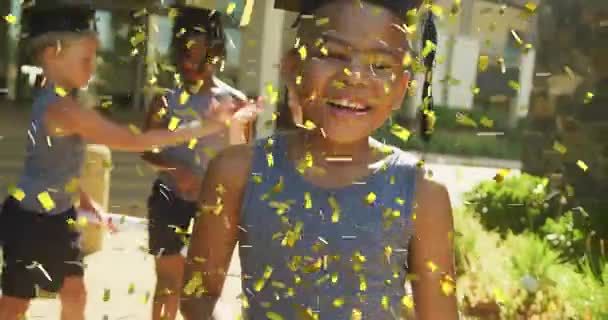 Animatie Van Gouden Confetti Gelukkige Biracial Schooljongen Dragen Mortieren Buiten Rechtenvrije Stockvideo's