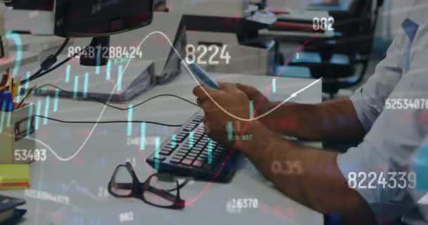 Animace Grafů Zpracování Dat Přes Biracial Podnikatele Kanceláři Pomocí Smartphonu — Stock video