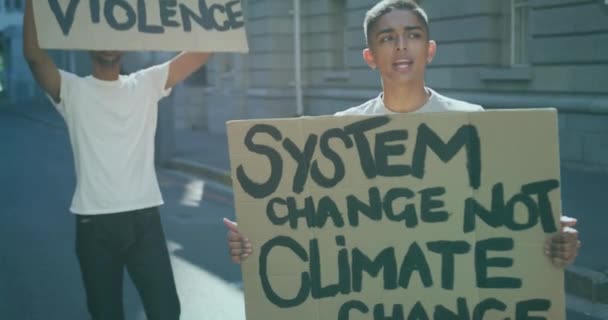 地球を救うためのアニメーション 地球の日テキストと心臓は 抗議する多様な男性の上に地球を形作りました 気候変動 エコロジー 環境意識 デジタル生成されたビデオ — ストック動画
