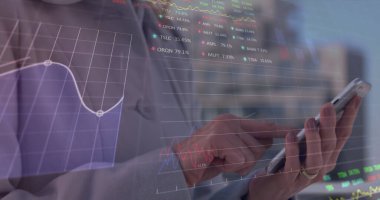 Kafkas iş kadınının akıllı telefon kullanarak veri işleme görüntüsü. Küresel iş ve dijital arayüz kavramı dijital olarak oluşturulmuş görüntü.