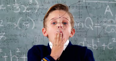 Matematik formülleri karatahta üzerinde korkmuş beyaz çocuk resmi. öğrenim, eğitim ve okul konsepti dijital olarak oluşturulmuş imaj.