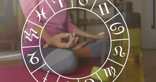 Cercle Signes Zodiaque Sur Femme Biraciale Pratiquant Yoga Horoscope Concept — Photo