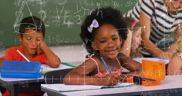 多様な学校の子供たちが書いている数学の方程式のイメージ 学校のコンセプトデジタル生成画像 — ストック写真