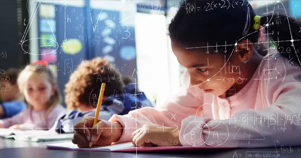 Imagen Fórmulas Matemáticas Sobre Aprendizaje Niñas Birraciales Enfocadas Escuela Aprendizaje — Foto de Stock