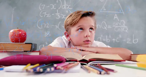 Imagen Fórmulas Matemáticas Sobre Reflexivo Aprendizaje Niños Caucásicos Escuela Aprendizaje — Foto de Stock