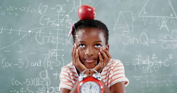 Bild Von Matheformeln Über Nachdenklichem Afrikanisch Amerikanischem Mädchen Mit Apfel — Stockfoto