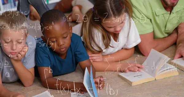 Imagen Fórmulas Matemáticas Sobre Diversos Niños Leyendo Libros Escuela Aprendizaje — Foto de Stock