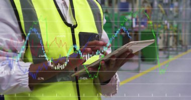 Tablet kullanan Afro-Amerikan kadın çalışanın veri işleme görüntüsü. Küresel iş ve dijital arayüz kavramı dijital olarak oluşturulmuş görüntü.