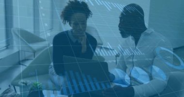 Ofisteki çeşitli iş adamları üzerinde finansal veri işleme animasyonu. Küresel finans, işletme, bağlantılar, hesaplama ve veri işleme kavramı, dijital olarak oluşturulmuş video.