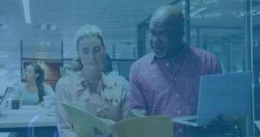 Ofisteki çeşitli iş adamları üzerinde finansal veri işleme animasyonu. Küresel finans, işletme, bağlantılar, hesaplama ve veri işleme kavramı, dijital olarak oluşturulmuş video.