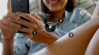 Akıllı telefon kullanan beyaz kadın üzerindeki kablosuz internet ikonlarıyla bağlantı ağının animasyonu. Küresel bağlantılar, hesaplama ve veri işleme kavramı, dijital olarak oluşturulmuş video.