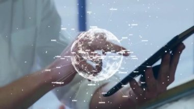Tablet kullanan beyaz adamın üzerindeki dünya ve bağlantılar ağının animasyonu. Küresel bağlantılar, hesaplama ve veri işleme kavramı, dijital olarak oluşturulmuş video.