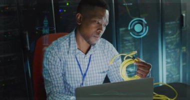 Afrcian American üzerinden dijital veri işleme animasyonu. Bilgisayar sunucuları tarafından erkek mühendis. Küresel bağlantılar, hesaplama ve veri işleme kavramı, dijital olarak oluşturulmuş video.