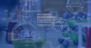 Laboratuvardaki molekül üzerinde bilimsel veri işleme animasyonu. Küresel bilim, bağlantılar, hesaplama ve veri işleme kavramı, dijital olarak oluşturulmuş video.