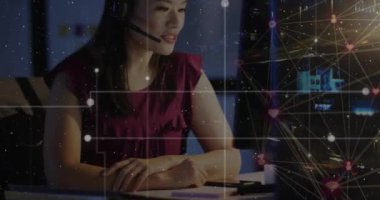 Telefon kulaklığı kullanan Asyalı iş kadınının dijital veri işleme animasyonu. Küresel iş, bağlantılar, hesaplama ve veri işleme kavramı, dijital olarak oluşturulmuş video.