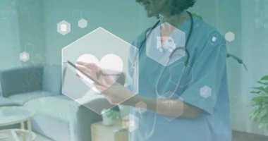Tablet kullanan gülümseyen beyaz kadın doktor üzerinde kalp atışı ve tıbbi ikonların canlandırılması. Ağ, sağlık hizmetleri, sağlık hizmetleri, dijital arayüz ve iletişim, dijital olarak oluşturulmuş video.