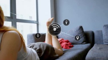 Akıllı telefon kullanan beyaz kadın üzerindeki kablosuz internet ikonlarıyla bağlantı ağının animasyonu. Küresel bağlantılar, hesaplama ve veri işleme kavramı, dijital olarak oluşturulmuş video.
