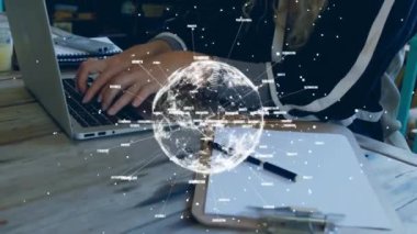 Laptop kullanan beyaz kadın üzerinden bağlantı ağının ve dünyanın animasyonu. Küresel bağlantılar, hesaplama ve veri işleme kavramı, dijital olarak oluşturulmuş video.