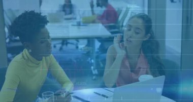 Ofisteki çeşitli iş adamları üzerinde finansal veri işleme animasyonu. Küresel finans, işletme, bağlantılar, hesaplama ve veri işleme kavramı, dijital olarak oluşturulmuş video.