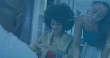 Muhtelif meslektaşların ofiste iş görüşmesi üzerine finansal veri işleme animasyonu. Küresel iş, finans ve dijital arayüz kavramı, dijital olarak oluşturulmuş video.